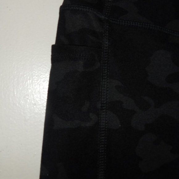 Danskin EUC Dark Camoflage Yoga Exercise Capri Pants Sz XL - Picture 4 of 8